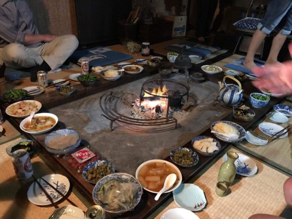 長野県大鹿村の囲炉裏のある宿たかやすにて親睦を深めました