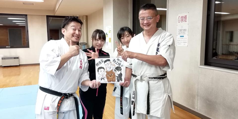イラストレーターの小林さんから小沢主席師範を筆頭に可愛い熊さんを首藤先生、宮崎が囲んでいる色紙を頂きました